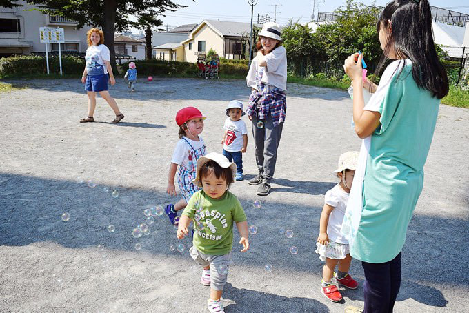 ▲温かく見守る保育士・講師。少人数制だからこそきめ細やかにお子さんの小さな変化にも気を配ることができます。