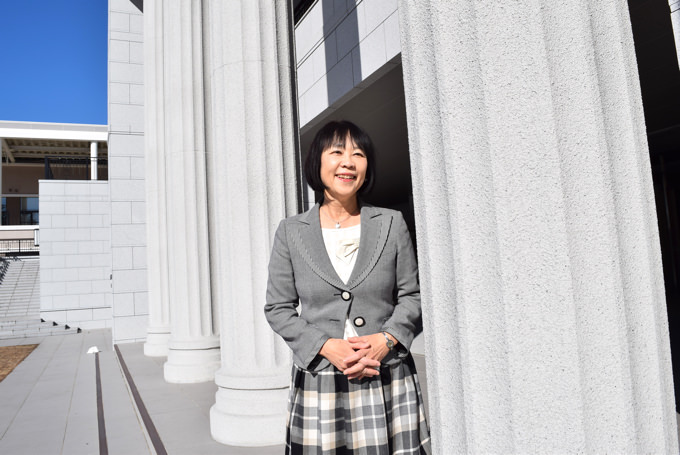 子供の英語教育がご専門の 佐藤久美子 教授 と玉川大学の学舎