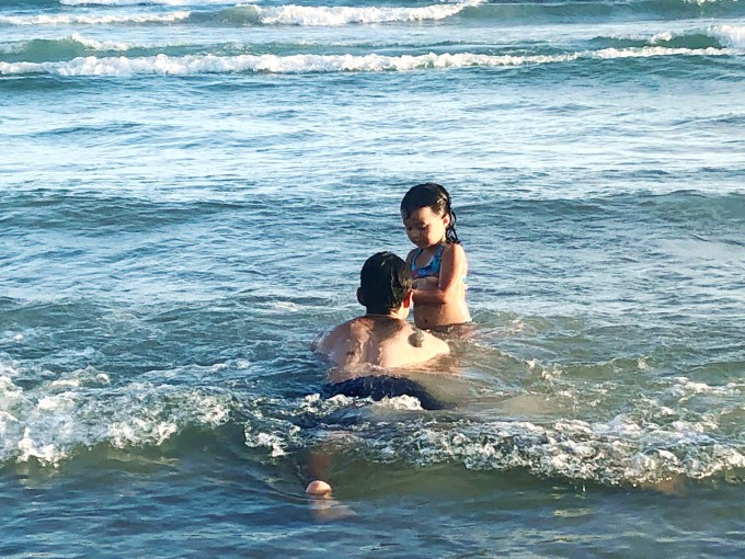 ブラジルの海で波と戯れる子供達