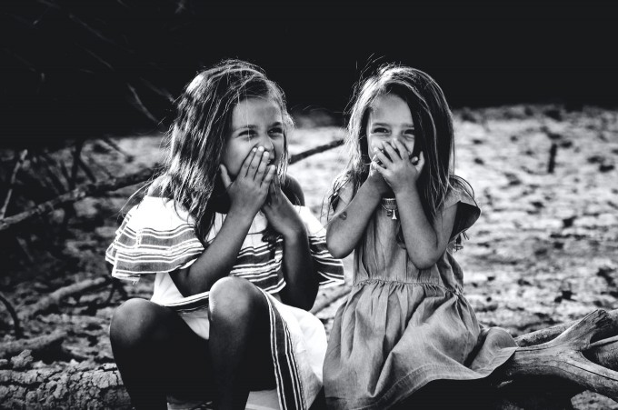 「giggle」とは…思わずお友達と顔を見合わせてくすくすっと笑ってしまうという意味。