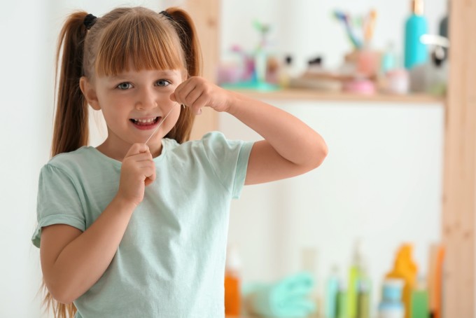スウェーデンの子どもたちは歯ブラシの仕方だけでなく、フロスの仕方も学びます。