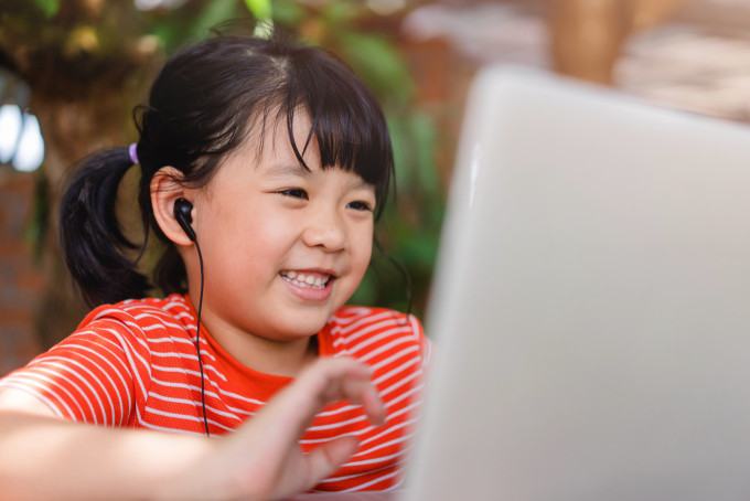 子どものオンライン英会話受講中の子ども