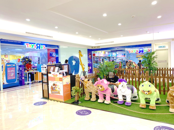 マレーシアのショッピングモールに入っているToys“R”Us(トイザらス)の外観。誕生日プレゼント選びに人気の定番おもちゃ店。