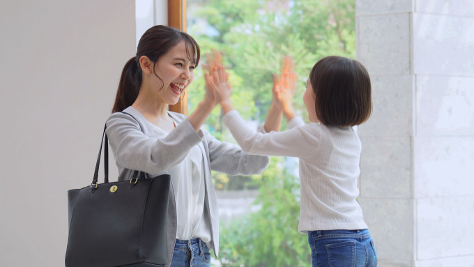 教材持ち込みOKなオンライン英会話スクールがあることを知って喜ぶ親子