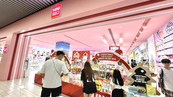 Miniso(ミニソー)の店内に並ぶ雑貨や文房具。RM10〜の手頃な価格帯で、性別問わず選びやすいギフトが揃う。