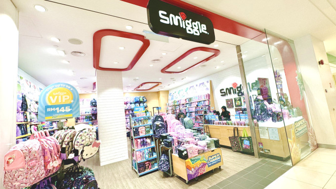 Smiggle(スミグル)のカラフルな文房具やリュックが並ぶ店内。サンリオやディズニー、MARVELとのコラボ商品も豊富で小学生に人気