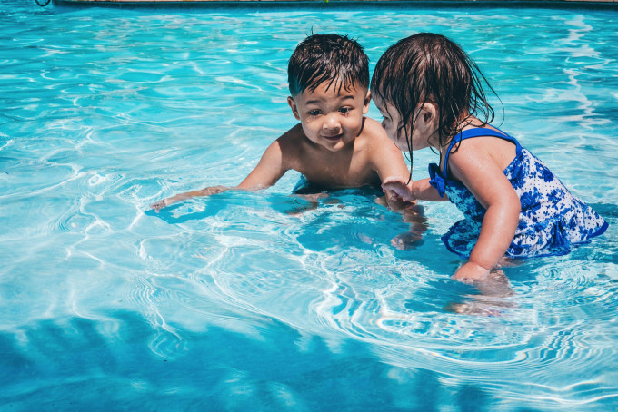 スウェーデンの夏休みの無料アクティビティー参加中の子どもたち