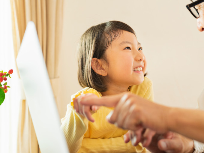 教材持ち込みOKの子どもオンライン英会話を見つけている親子
