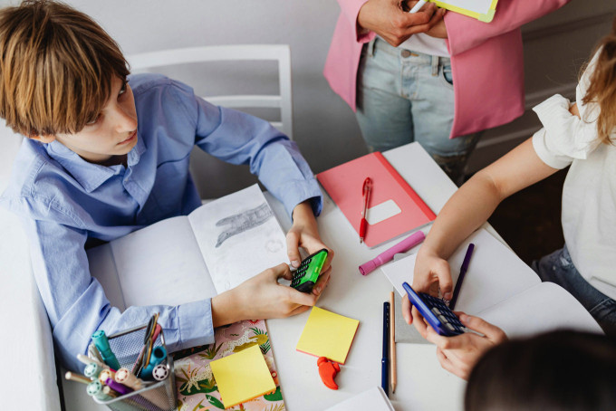 Rookie Startups Summer Entrepreneurに参加中の高校生とコーチ