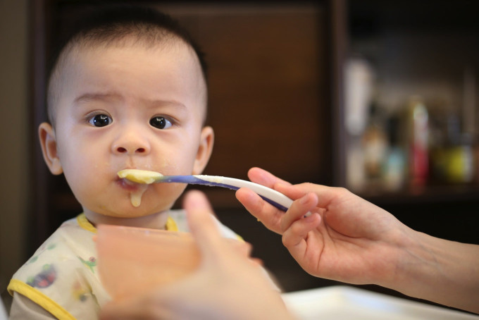 離乳食を食べるスウェーデンで生まれた赤ちゃん