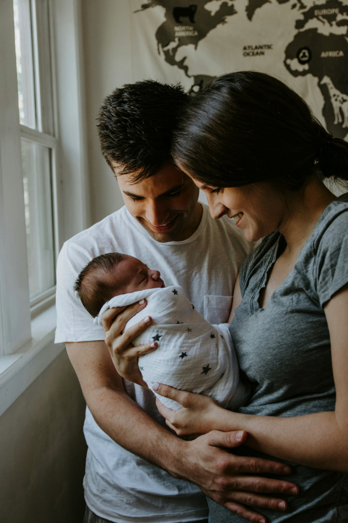 産後、自宅に戻ったスウェーデン人夫婦と赤ちゃん
