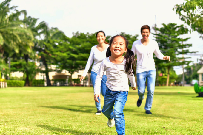 カナダ親子留学中に原っぱで走る親子