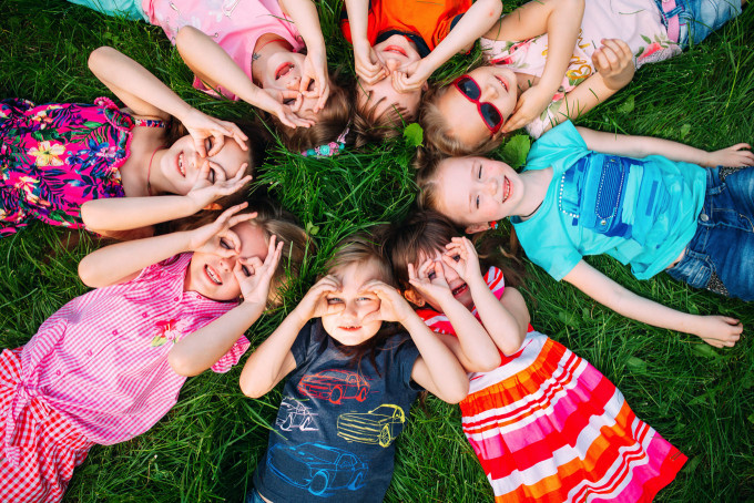 カナダ親子留学中に現地のキッズと共に学校や公演で遊ぶ子ども