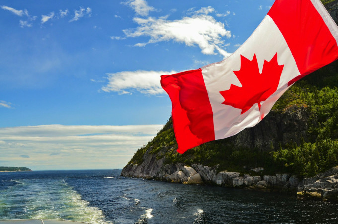 カナダ親子留学中に見たカナダの国旗とカナダの景色