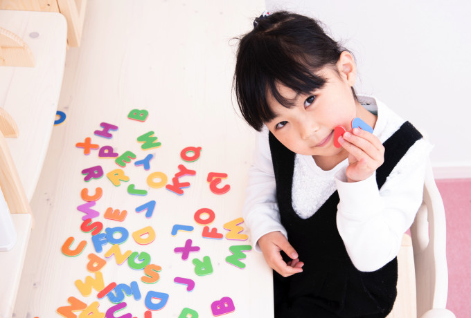 英語学習中の子ども