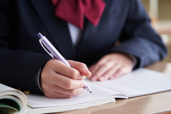 英語の試験を受験中の高校生の画像