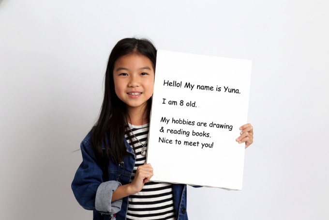 英語で自信を持って自己紹介している女の子