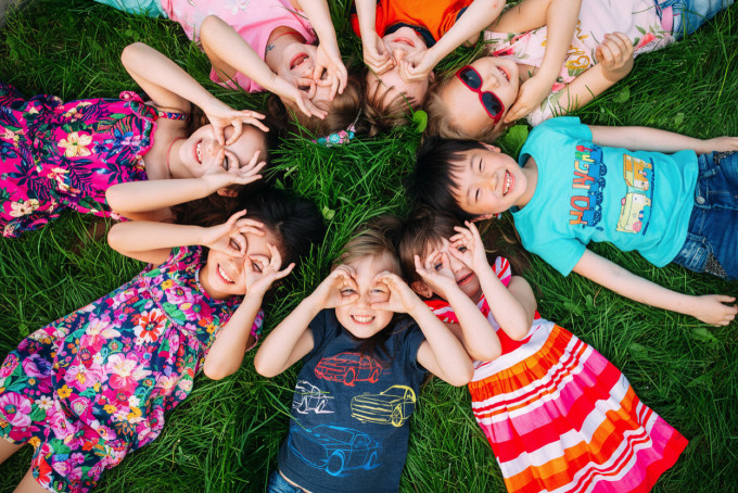 世界中から集まったインターナショナルな生徒と一緒に学ぶ日本人の子どもたち