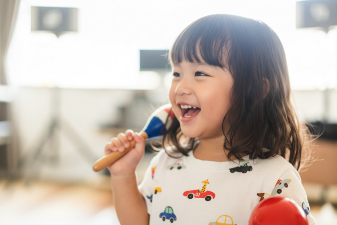 音楽やリズムで英語耳を育んでいる3歳の女の子の画像