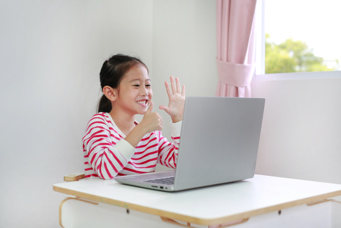 オンライン英会話のレッスン受講中の小学生