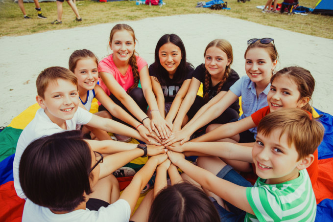 海外の中高生向けインターナショナル英語キャンプに参加中の日本人の女の子