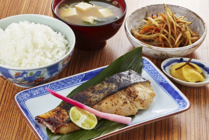マレーシア滞在中にも楽しめる日本食・和定食イメージ｜焼き魚とご飯・味噌汁の一汁三菜スタイルの朝食・夕食