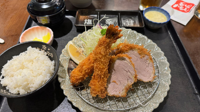 まめとんのロースカツ＆海老フライ定食｜ご飯と味噌汁付きでボリューム満点の日本式とんかつセット