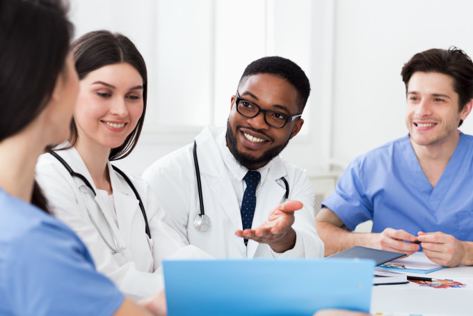 北欧・スウェーデンの学校の医療専門チームが発達障害やトラブルへの個別対応を行っている様子