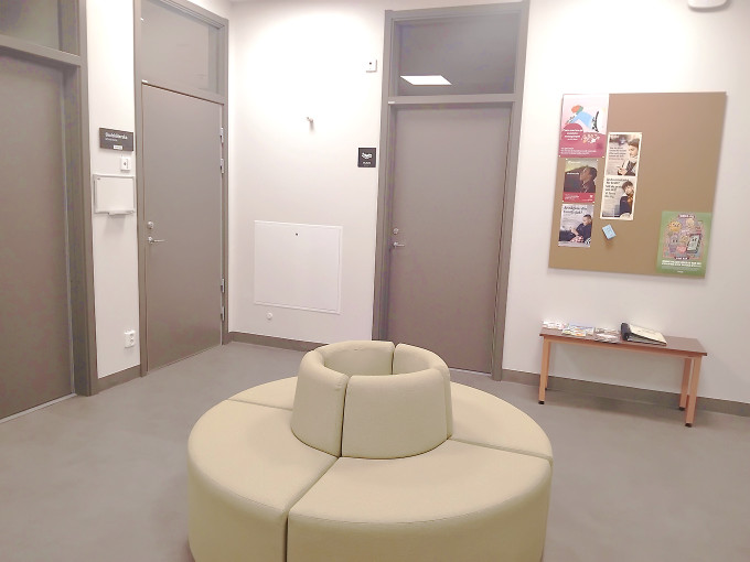 スウェーデンの保健室外の待合スペース