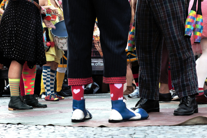 マレーシアのインターナショナルスクールで行われる Odd Socks Day で、子どもたちが左右バラバラのカラフルな靴下を履いて登校し、いじめ防止と多様性を学んでいる様子