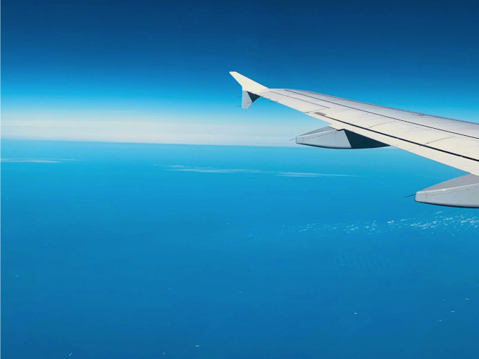 海外旅行へ飛ぶ飛行機からの景色