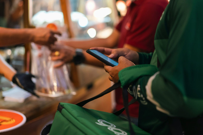 マレーシアのGrabアプリでGrabMart対応店舗一覧を表示し、近くのスーパーやコンビニから食材や日用品を即時デリバリー注文している画面