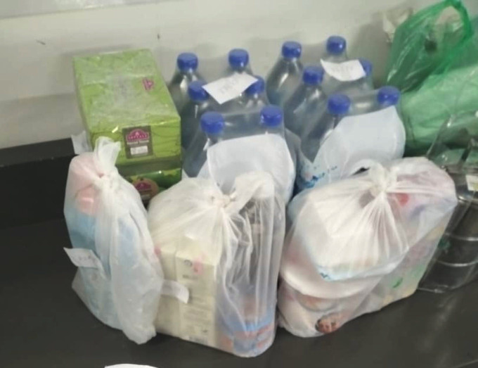 ミネラルウォーターやお米など重い商品の配達の様子