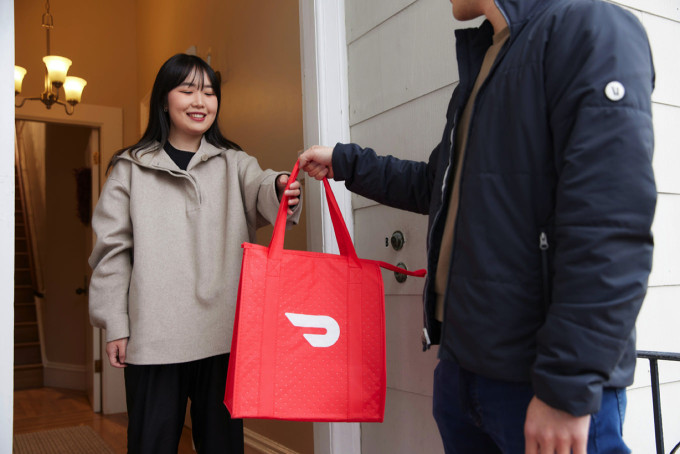 マレーシアでイオンデリバリー（MyAEON2go）を使って自宅に食品や日用品をまとめ買いする忙しいママのイメージ写真