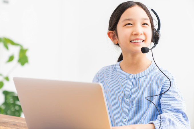英検のためにオンライン英会話受講中の小学生