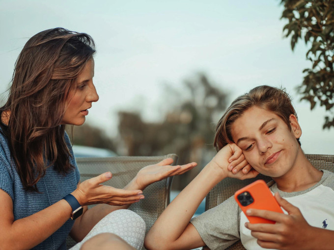 スマホの使い方で喧嘩をしている親子の画像