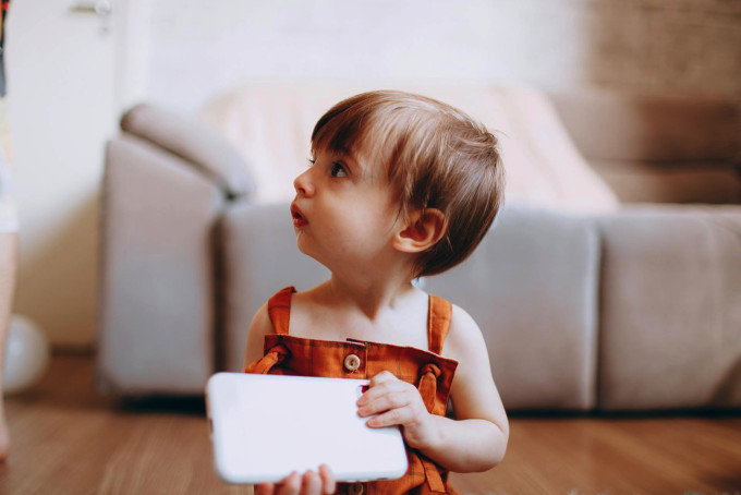 スマホを使う4歳の子ども