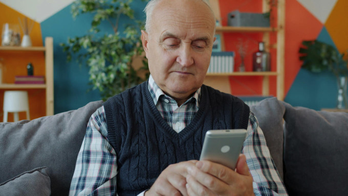 デジタル化＆キャッシュレス社会が進んだスマホを使いこなすスウェーデンのシニア男性