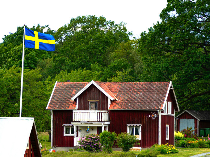 デジタル化が進んでいるスウェーデンの森の中の小屋