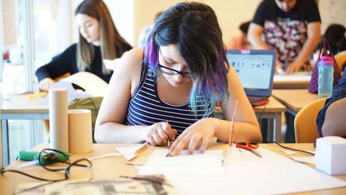 スウェーデンの中学生はクラスでデジタル教科書・アナログの紙の教科書が併用されている様子。