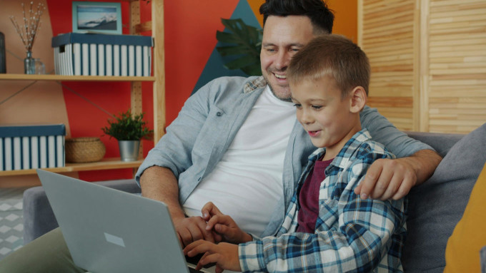 ICTが浸透しているスウェーデン。家庭教育や学習でもICTを利用している様子。