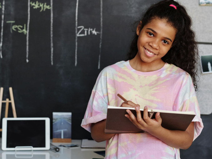 「紙 × デジタル」を組み合わせたICT教育の形をデザインされているスウェーデンの学校教育で学ぶ女生徒