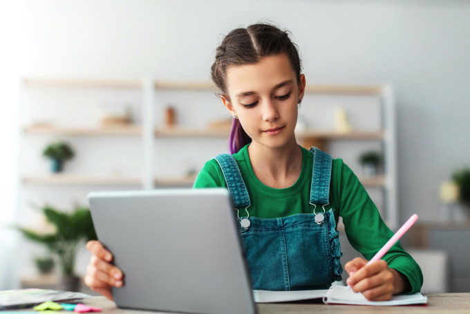 スウェーデンの教室で取り入れられているデジタル教材やデジタルツールを利用している女生徒の画像