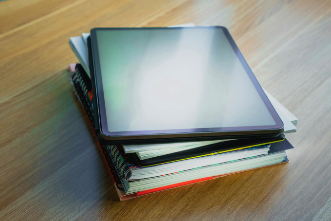 デジタル教科書と紙の教科書を併用するスウェーデンの学校の様子