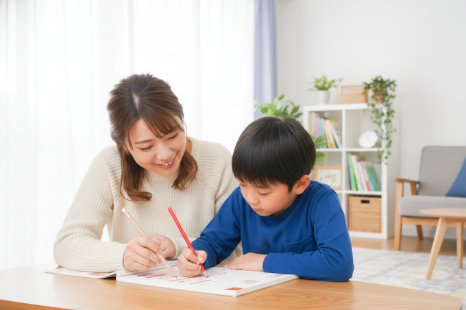 英検を独学する小学生とサポートする母親