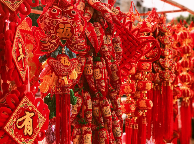 マレーシアの春節シーズンにスーパーが赤と金の装飾に染まる様子