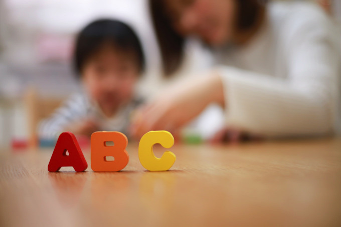 臨界期（耳の黄金期）にネイティブ音声に触れ、遊びながら英語の感覚を養う未就学児