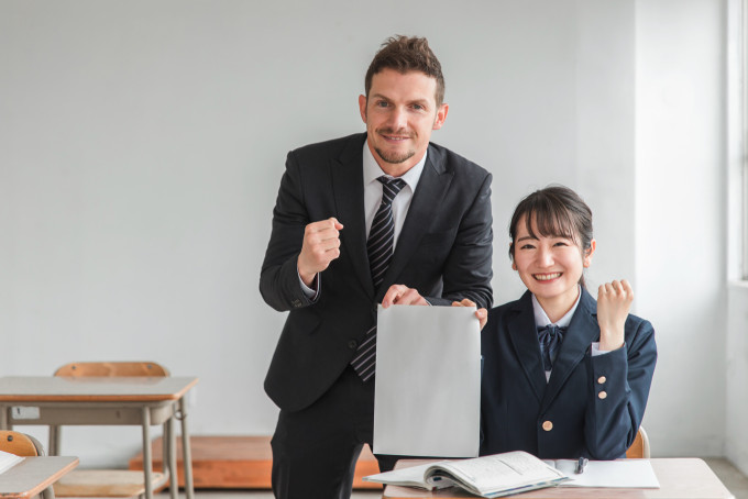 高校入試優遇（内申点加点・試験免除）を目指し、ネイティブ講師と対話する中学生