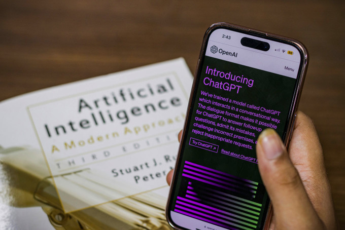 AI翻訳アプリが普及した2026年、英語を一次情報として読み解くリテラシーの重要性を示すイメージ