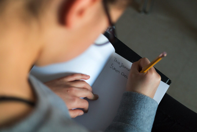 英検準2級プラスのライティング（要約・意見文）に取り組む小学生のイメージ